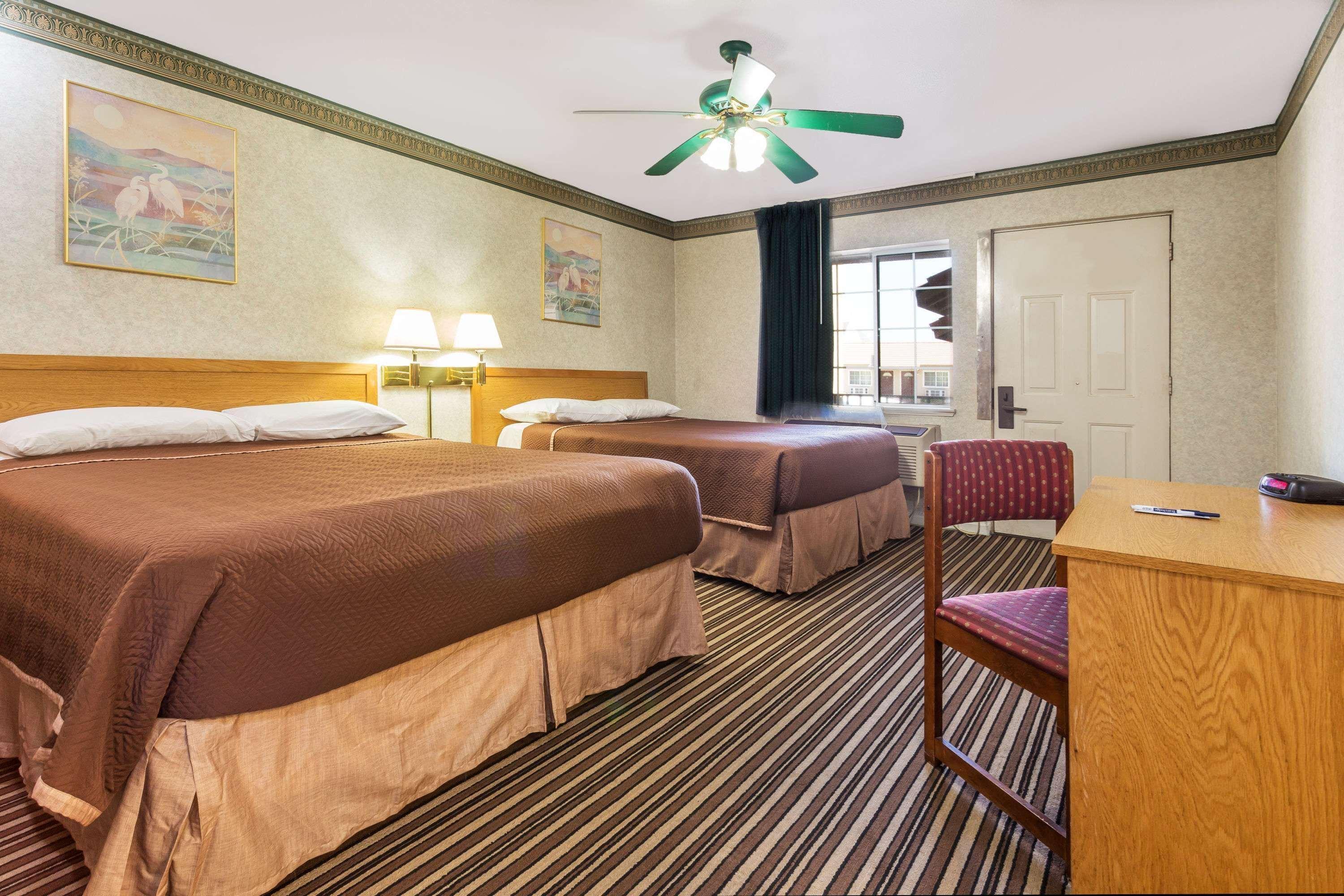 Yosemite Parkway Hotel Merced Bagian luar foto