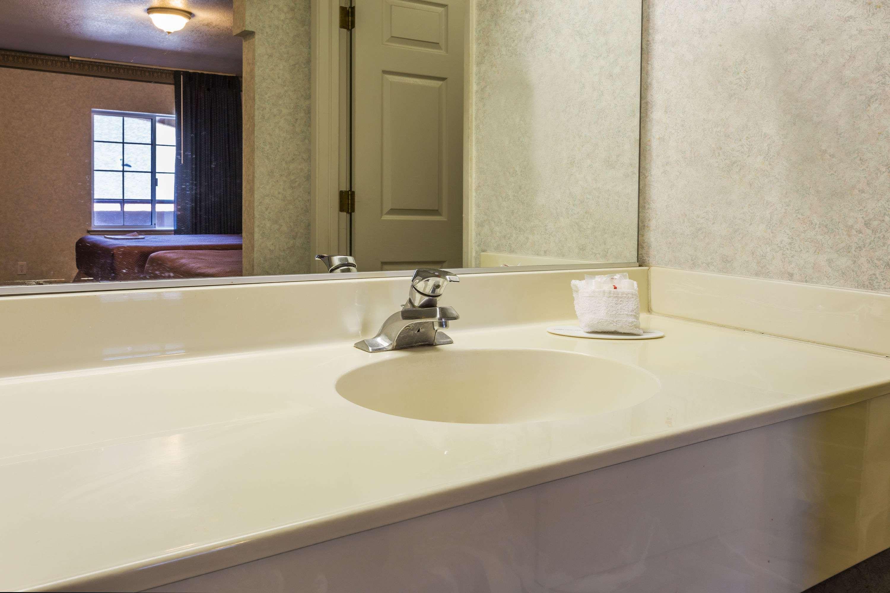 Yosemite Parkway Hotel Merced Bagian luar foto
