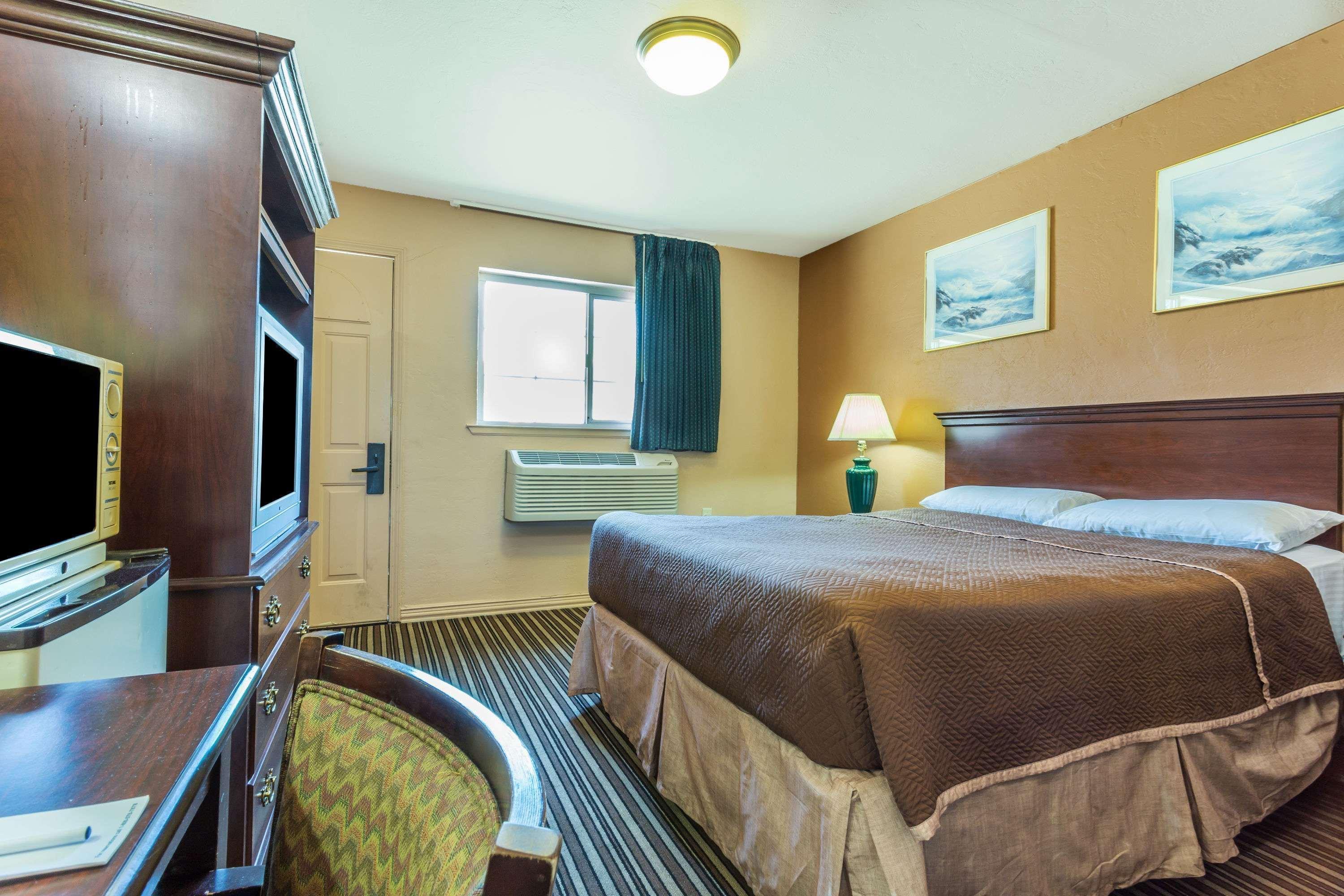Yosemite Parkway Hotel Merced Bagian luar foto