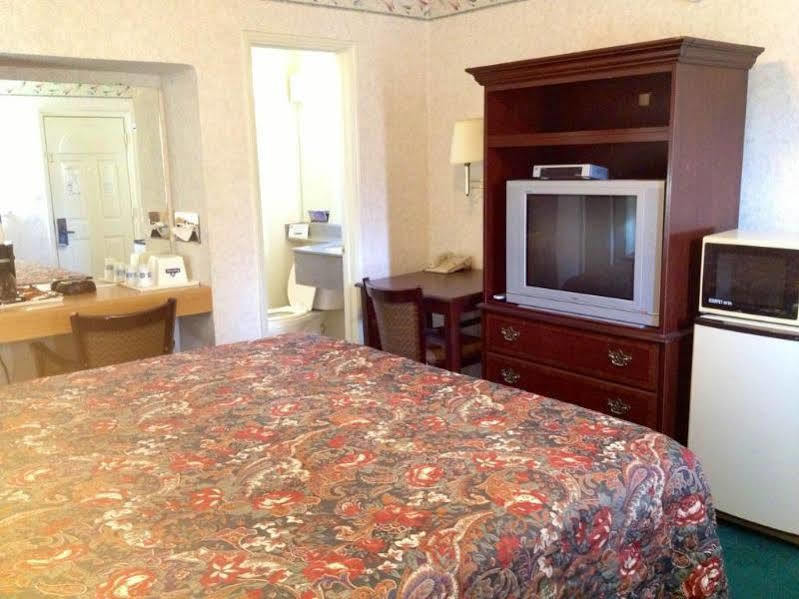 Yosemite Parkway Hotel Merced Bagian luar foto
